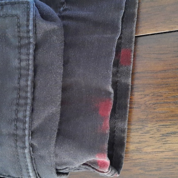 Levi's men's black cargo shorts. Waist - 36in ; Inseam 11.5in. - Picture 6 of 6